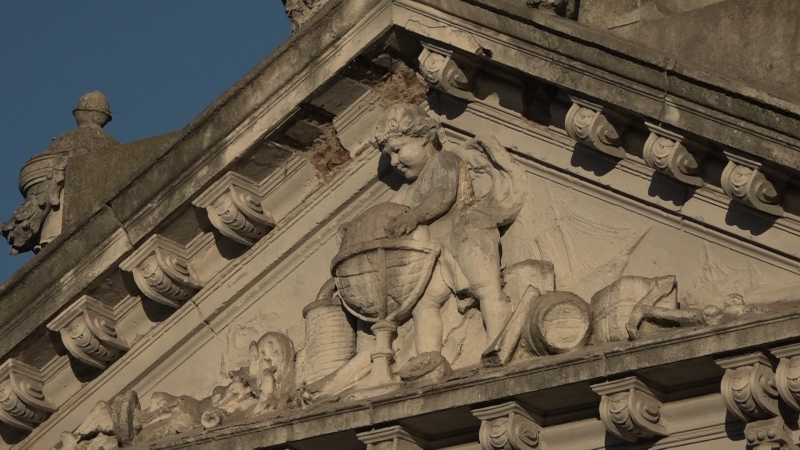 Retoques en el frente del hist�rico edificio del Banco de Olavarr�a